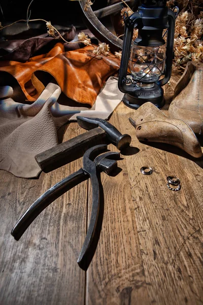 Schuhe Schuhmacherwerkzeuge Und Lederstücke Auf Atelierhintergrund — Stockfoto