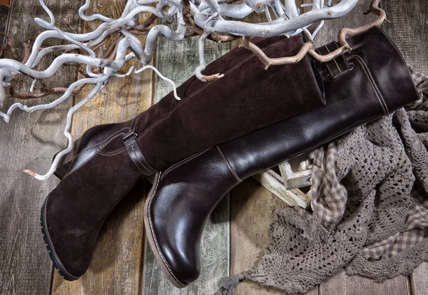 Diferentes Tipos Sapatos Uma Mesa Madeira — Fotografia de Stock