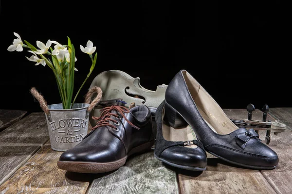 Különböző Típusú Cipők Egy Asztalon — Stock Fotó