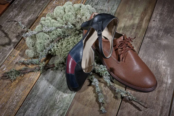 Diferentes Tipos Sapatos Uma Mesa Madeira — Fotografia de Stock