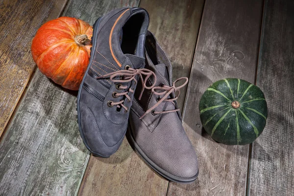 Diferentes Tipos Sapatos Uma Mesa Madeira — Fotografia de Stock