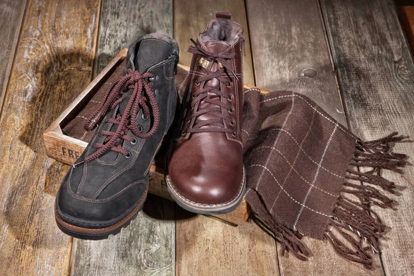 Diferentes Tipos Sapatos Uma Mesa Madeira — Fotografia de Stock