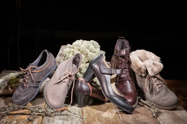 Diferentes Tipos Sapatos Uma Mesa Madeira — Fotografia de Stock