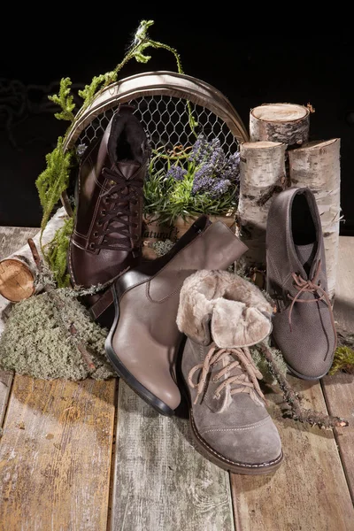 Diferentes Tipos Sapatos Uma Mesa Madeira — Fotografia de Stock