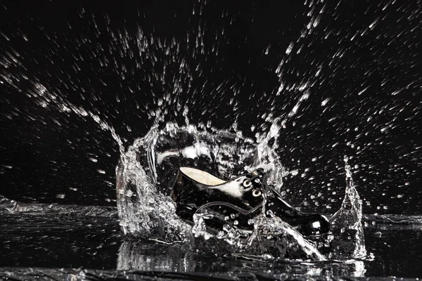 Обувь Падает Воду Студийном Фоне — стоковое фото