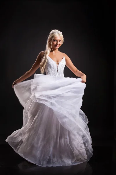 Jovem Mulher Bonita Vestido Noiva — Fotografia de Stock