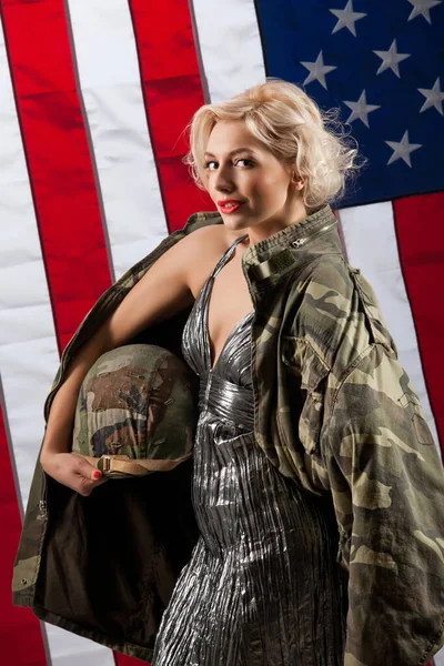 Jonge Mooie Vrouw Een Militaire Jas Met Helm Amerikaanse Vlag — Stockfoto