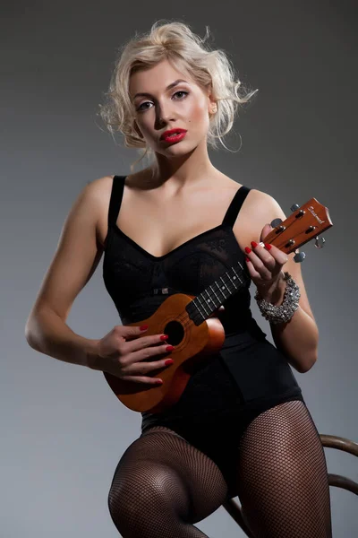 Jovem Mulher Loira Bonita Com Uma Pequena Guitarra Havaiana — Fotografia de Stock