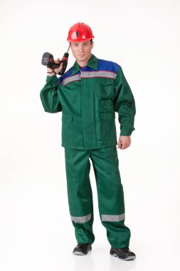 Tecrit edilmiş arka planda üniformalı genç bir adam.