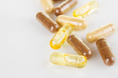 Doğal vitamin takviyeleri ve yağı kapsülleri