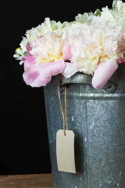 Peônias rosa em um balde de metal — Fotografia de Stock