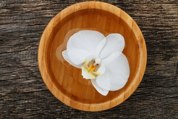 Orquídea blanca, flor phalaenopsis en tazón de bambú —  Fotos de Stock