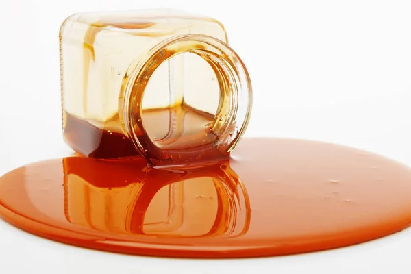 Bal dökülen bir cam kavanoz gelen