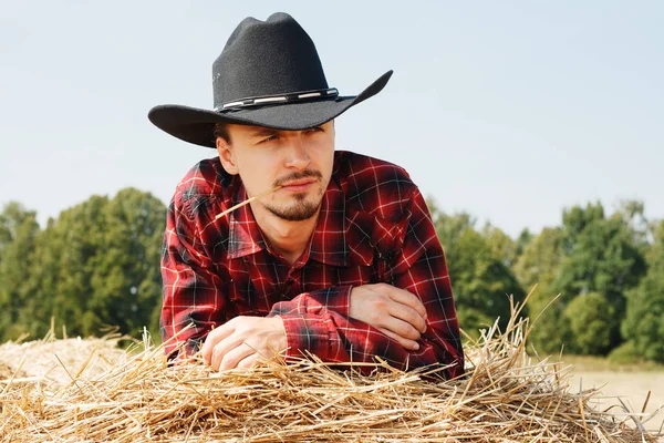 kovboy 's giysili genç adam