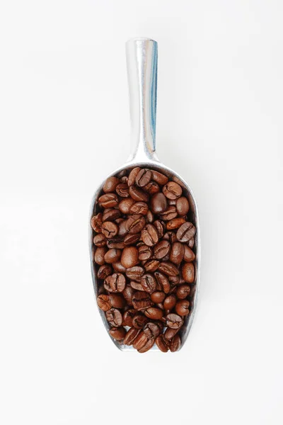 Grains de café en métal scoop sur blanc Photos De Stock Libres De Droits
