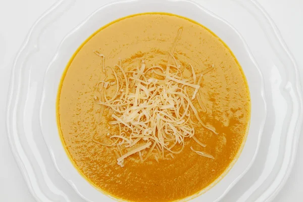 Placa de sopa de guisantes servida con queso sobre fondo blanco — Foto de Stock