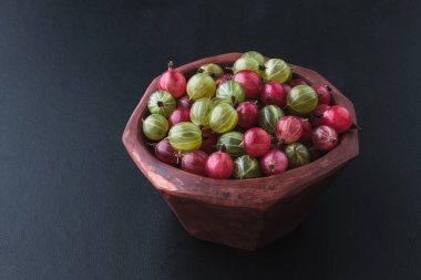 Fesh bektaşi üzümü siyah arka planda bir kasede