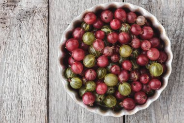 Bektaşi üzümü ahşap bir masada metal bir tavada.