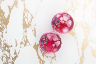 Buzlu, mermer kaplama lavantalı limonata.