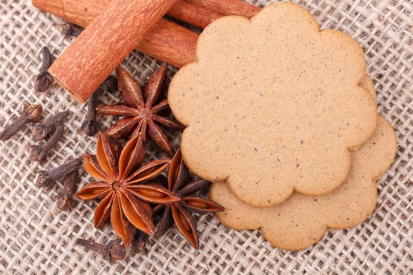 Gingerbread cookies, cinnamon, anise stars and cloves on burlap — 스톡 사진