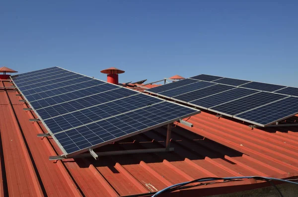 Painéis solares no telhado — Fotografia de Stock