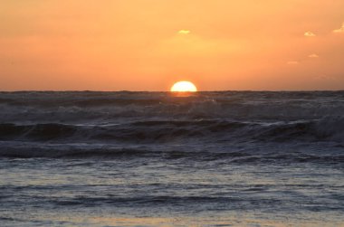 Sahilde gün batımı