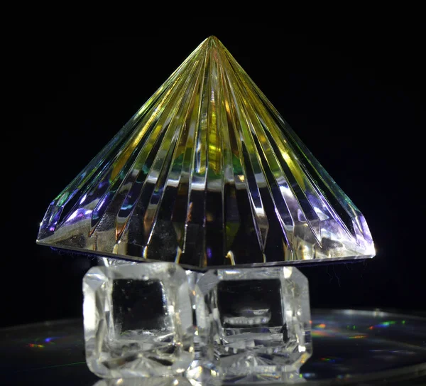 Pyramide aus farbigem Glas — Stockfoto