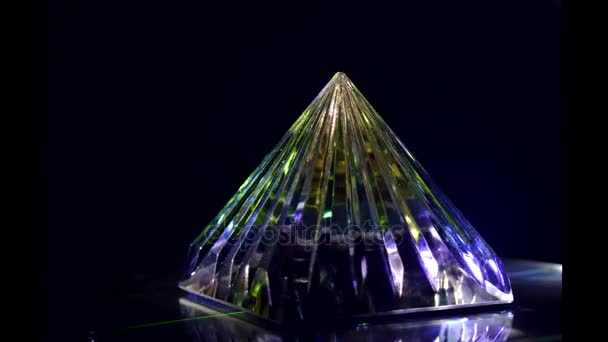 Renkli cam piramit — Stok video