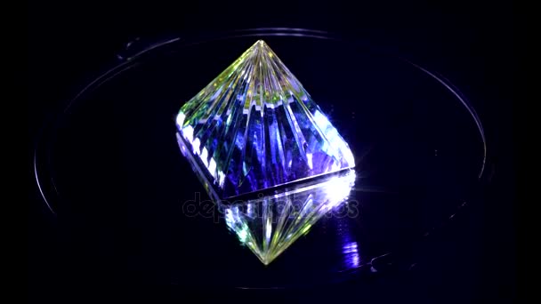 Pyramide de verre coloré — Video