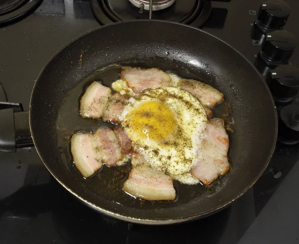 Fried eggs and ham — Stock Photo, Image