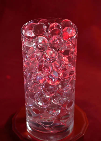 Bolas de silicone em um fundo vermelho — Fotografia de Stock
