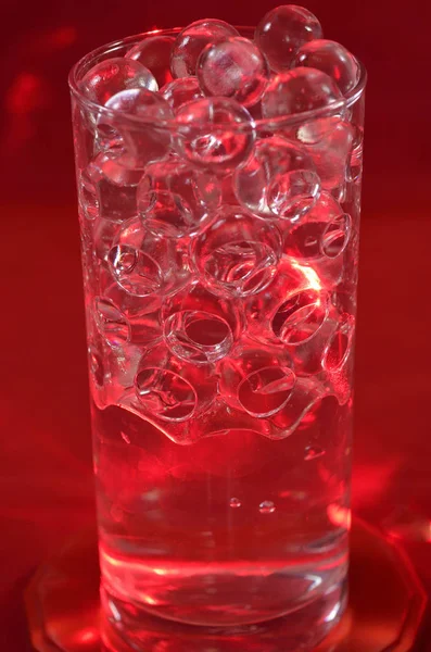 Bolas de silicone em um fundo vermelho — Fotografia de Stock