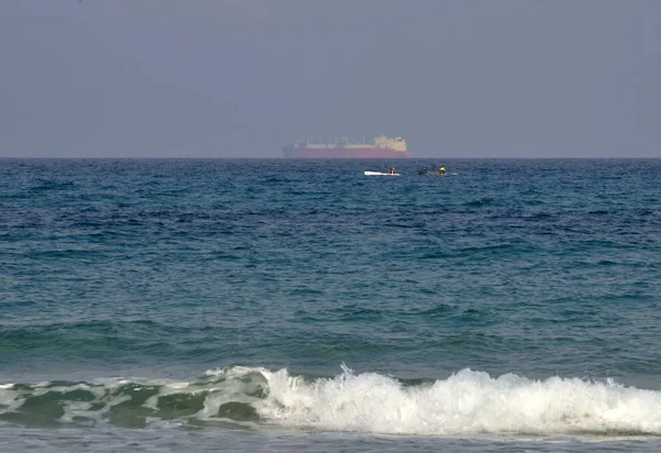 Deniz kayaklarının dalgalar üzerinde — Stok fotoğraf