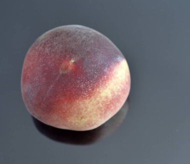 Şeftali gri bir arka plan üzerinde 