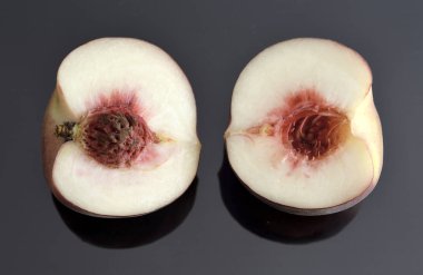 Bir şeftali iki yarısı