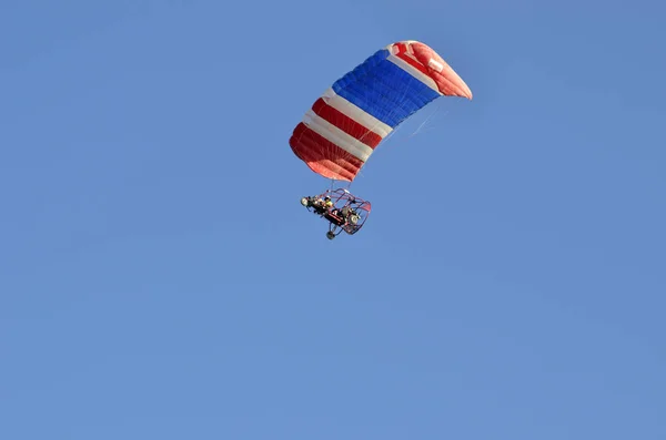 Vôo de um paraplan de motor — Fotografia de Stock