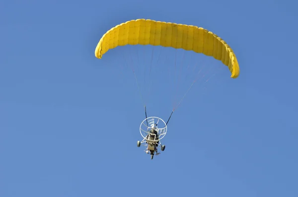 Vuelo de un paraplan de motor — Foto de Stock