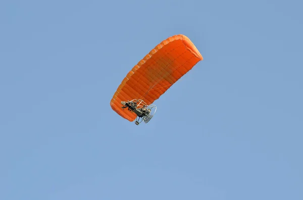 Vôo de um paraplan de motor — Fotografia de Stock