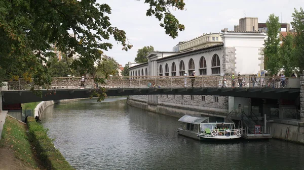 Brücke der Verliebten mit Schleusen auf den Schienen des Flusses Ljubljanica — Stockfoto