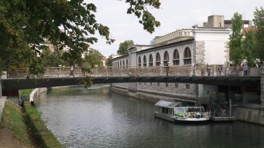 Sevgili Ljubljanica Nehri'nin raylar üzerinde kilitleri ile köprü 