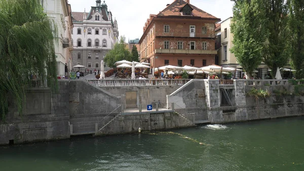 Banvallen av floden Ljubljanica — Stockfoto