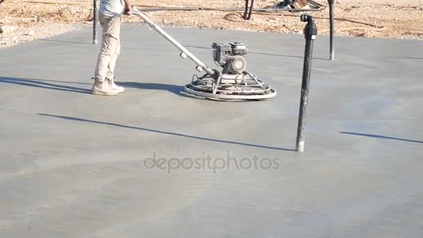 Leveling of the surface of a concrete helicopter — Stock Video