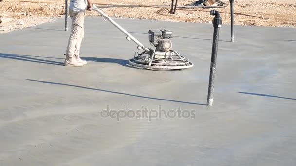 Beton bir helikopter yüzeyine tesviye — Stok video