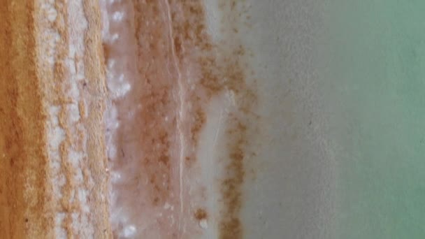 Vue de la hauteur au lever du soleil sur la plage Mer Morte 