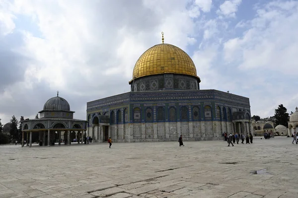 The Dome of the Roc - Muslim Sanctuary Above the Stone Foundatio — Stock Photo, Image