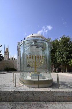İkinci Tapınağın Menorah 'ının yeniden inşası