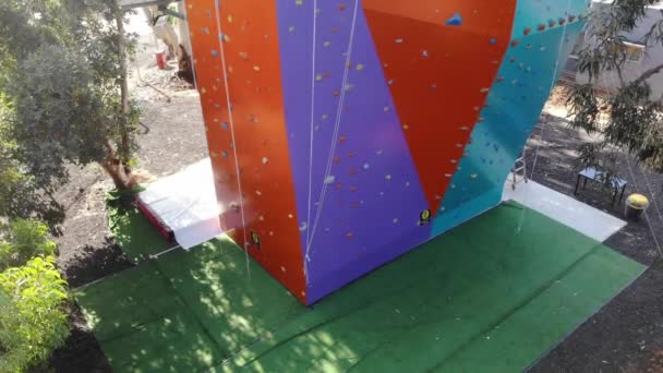 Parete Pannelli Legno Telaio Acciaio Allenamento Arrampicata — Video Stock