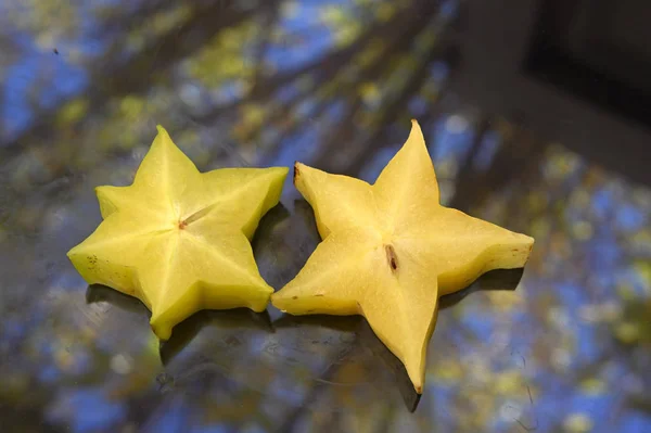 Fruto carambola na forma de uma estrela de seis raios e cinco raios — Fotografia de Stock
