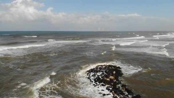 ハデライスラエルの海岸沖の地中海での嵐の始まり — ストック動画