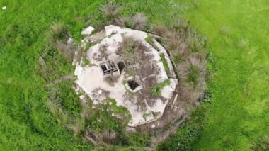 Haçlı Kalesi 'ndeki içme suyu için İsrail Kakun Ulusal Parkı' ndaki harabeler.